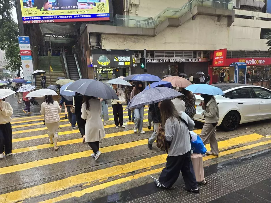 天文台預料星期六會有驟雨及強烈狂風雷暴。資料圖片