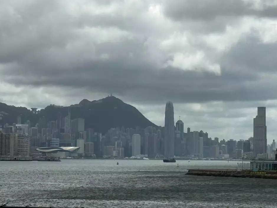 天文台提醒市民海面有湧浪,請遠離岸邊並停止所有水上活動。 巴士的報記者攝