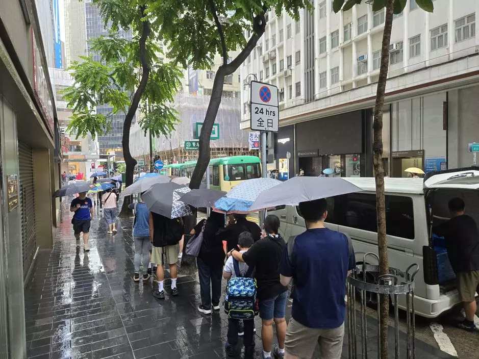 而星期五的天氣大致多雲,有幾陣狂風驟雨及雷暴。巴士的報記者攝