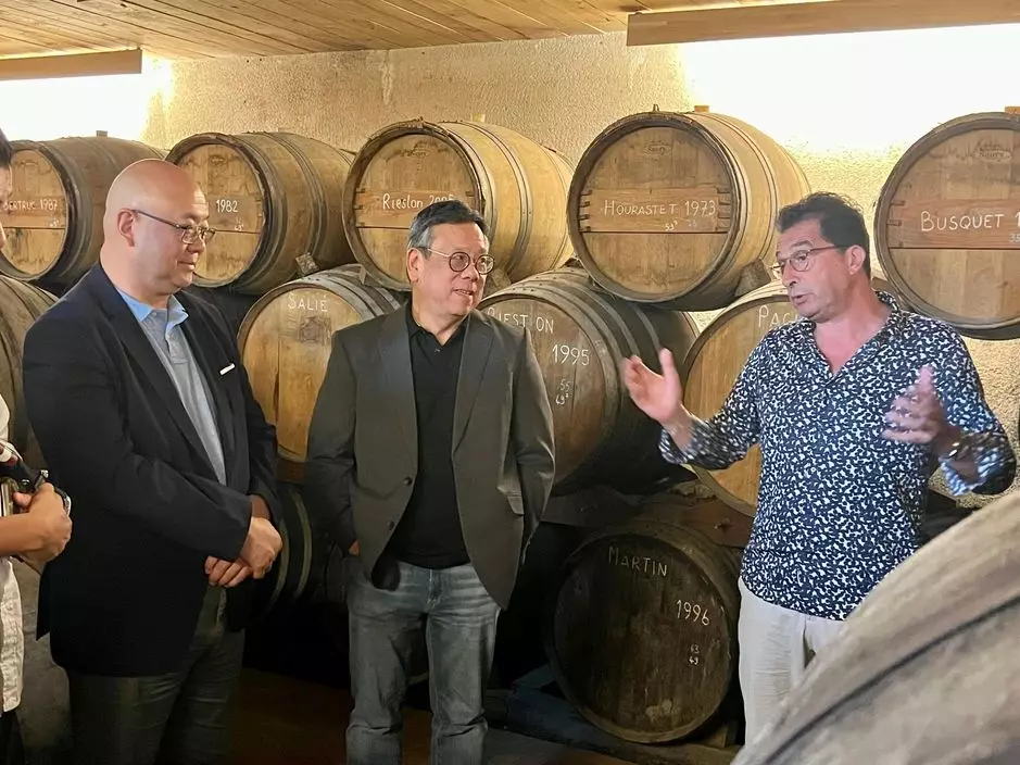 丘應樺(中)到訪雅文邑一個酒莊,了解其運作。旁為投資推廣署助理署長吳國才(左)。政府新聞網圖片