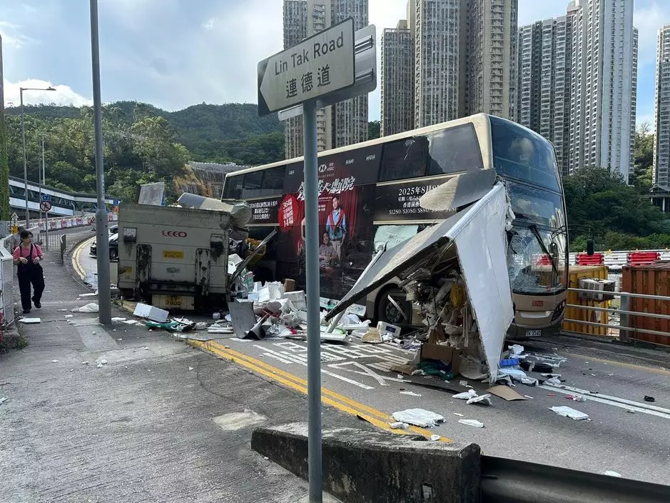 巴士車頭嚴重損毀,貨車的貨架被撞毀,現場一批發泡膠箱等雜物散落一地。FB圖片
