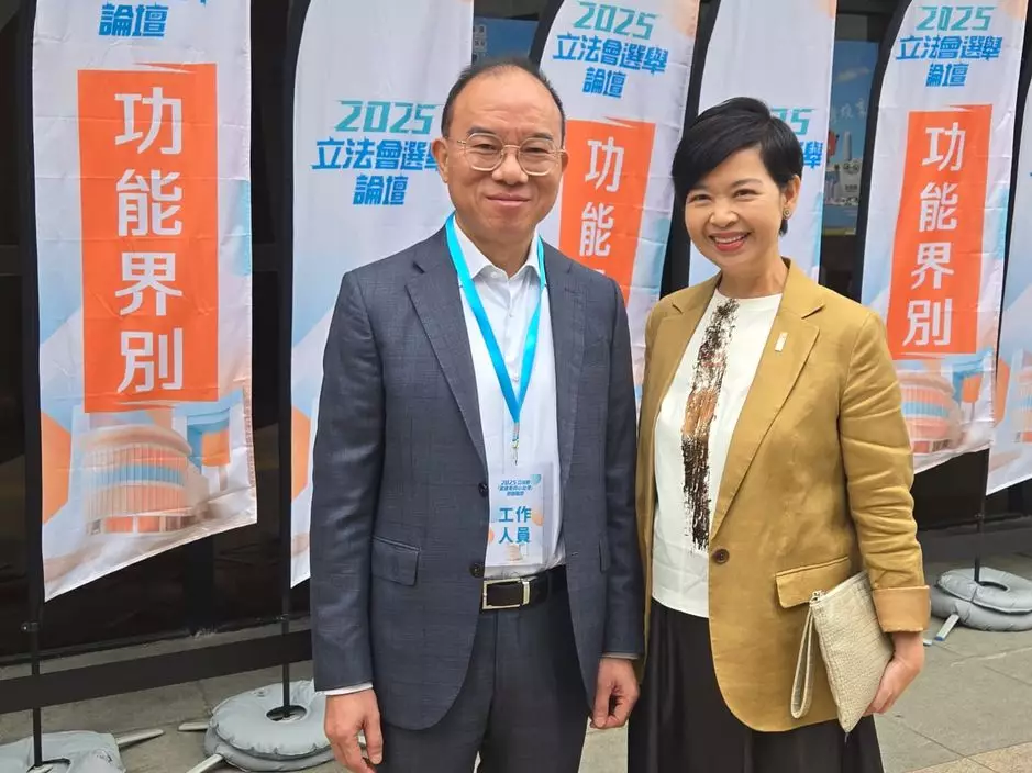 政制及內地事務局局長曾國衞、房屋局局長何永賢一同出席選舉論壇，並在場外合照。巴士的報記者攝
