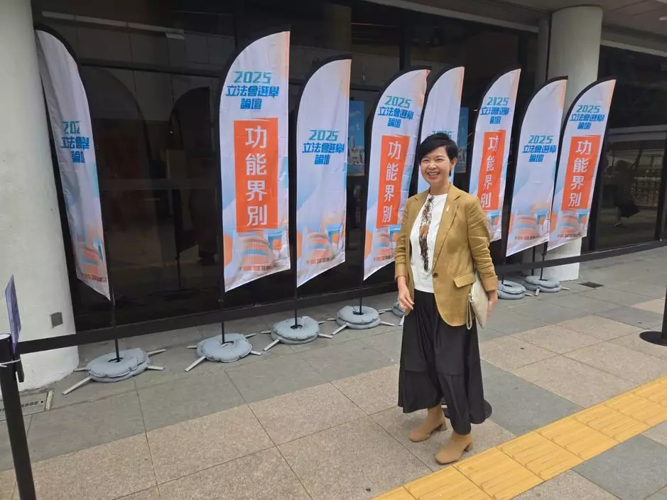 房屋局局長何永賢本身是建築、測量、都市規劃及園境界選民，下午親臨選舉論壇，聽取候選人的政見。巴士的報記者攝