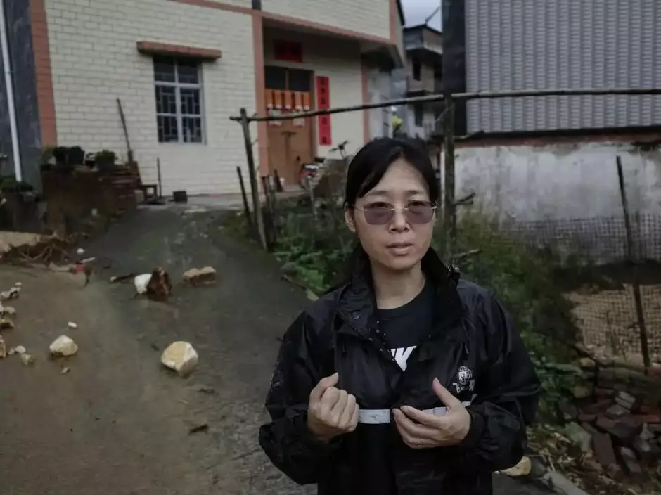 村幹部巡村發現山體滑坡預兆。影片截圖