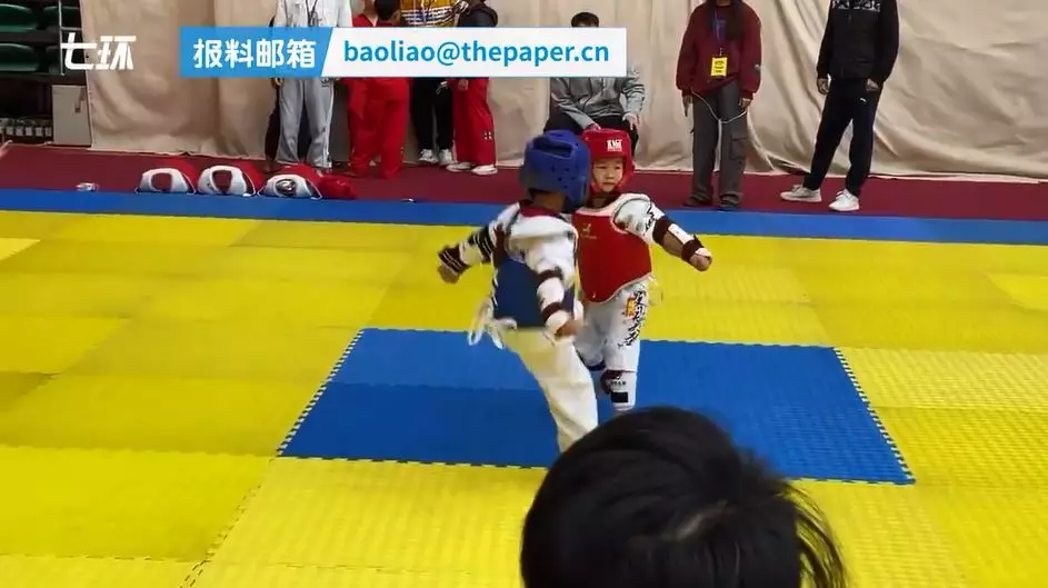 幼童跆拳道比賽被踢哭對手上前抹眼淚送抱安慰