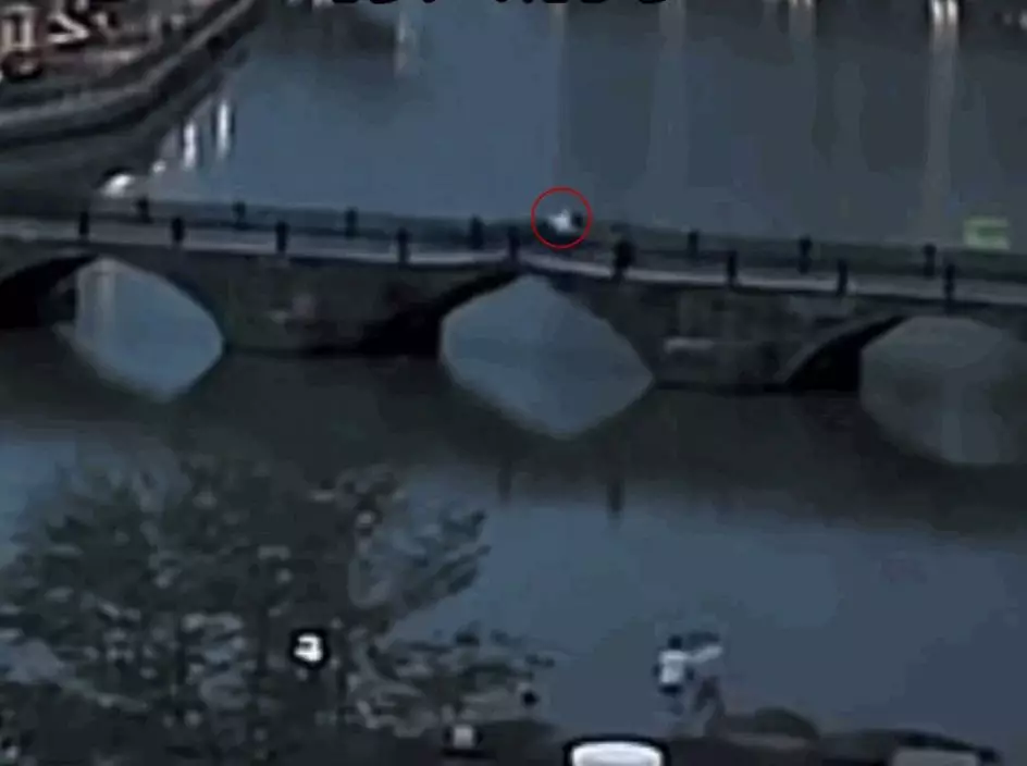 古橋塌下時，剛好有一名男子騎車駛過。