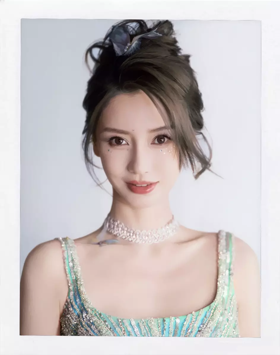 定制綠色閃鑽低胸晚裝裙驚艷全場