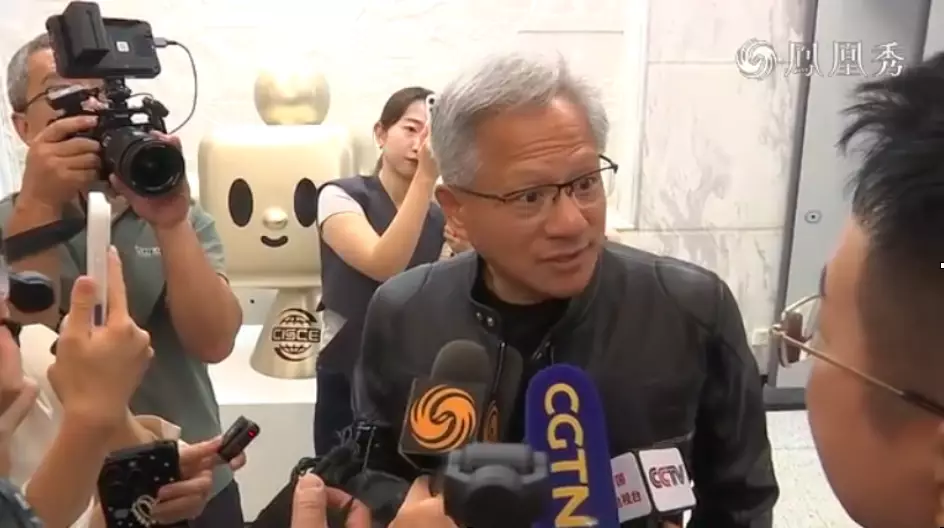 黃仁勳表示,美國政府已批准公司向中國市場銷售H20晶片。鳳凰衞視新聞截圖
