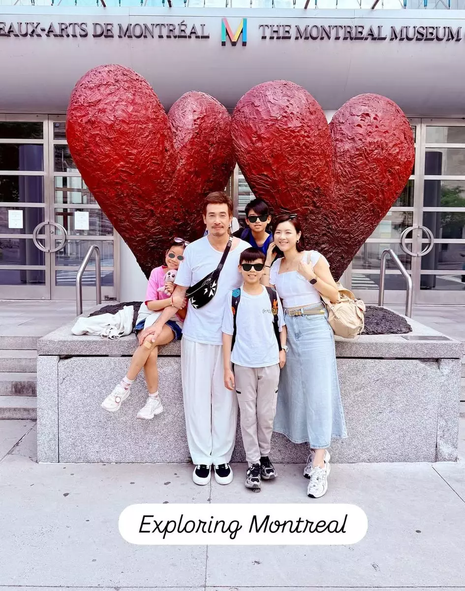 一家五口生活幸福美滿。