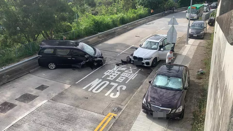 九肚山兩私家車相撞