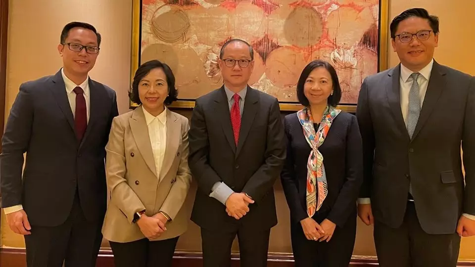 麥美娟聯同常秘林雪麗及副局長梁宏正一同與新加坡駐港總領事王首毅共進午餐。