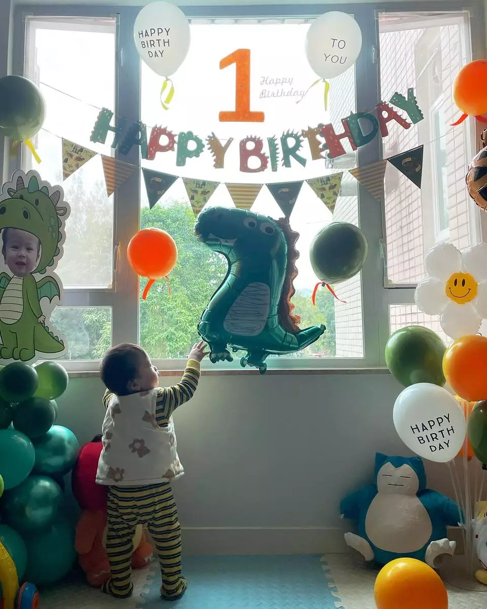 生日會主題是恐龍。