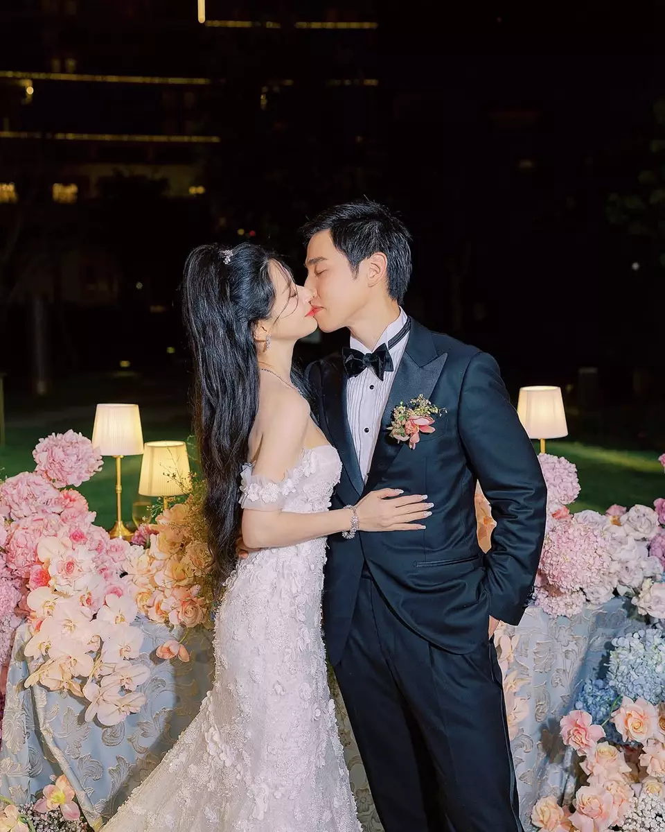 似足王子和公主在城堡內舉行婚宴。