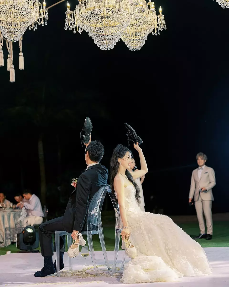 似足王子和公主在城堡內舉行婚宴。