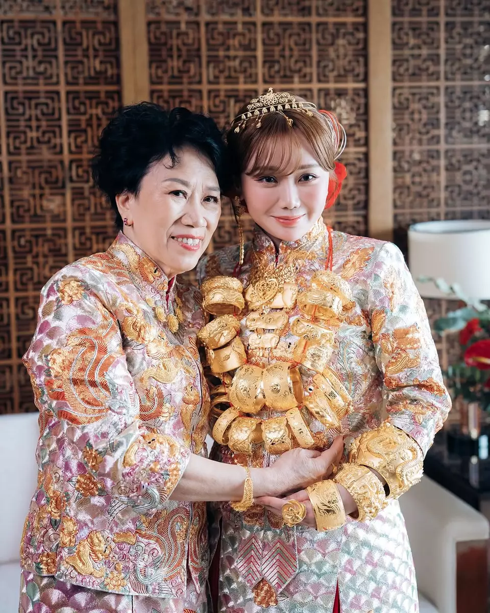 頸上都戴上多對巨型龍鳳鈪