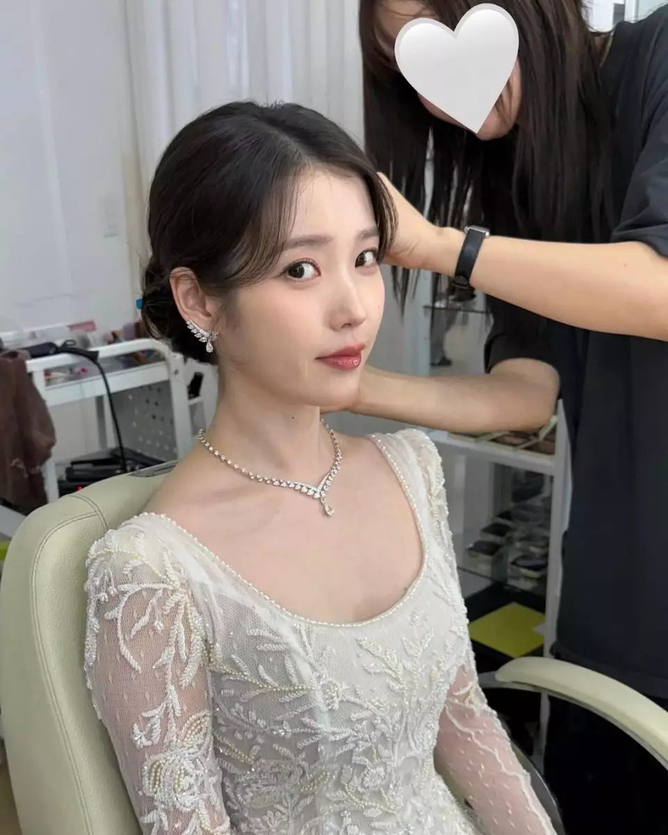 IU暖舉感動粉絲。IU IG圖片