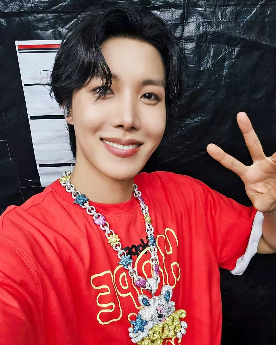 J-hope在台上感動表達感想。 BTS twitter圖片