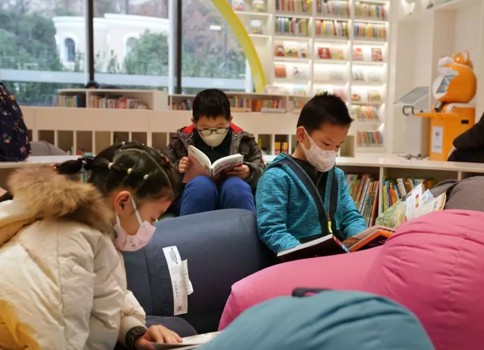 孩子們在徐家匯書院的少兒閱讀區讀書。 新華社