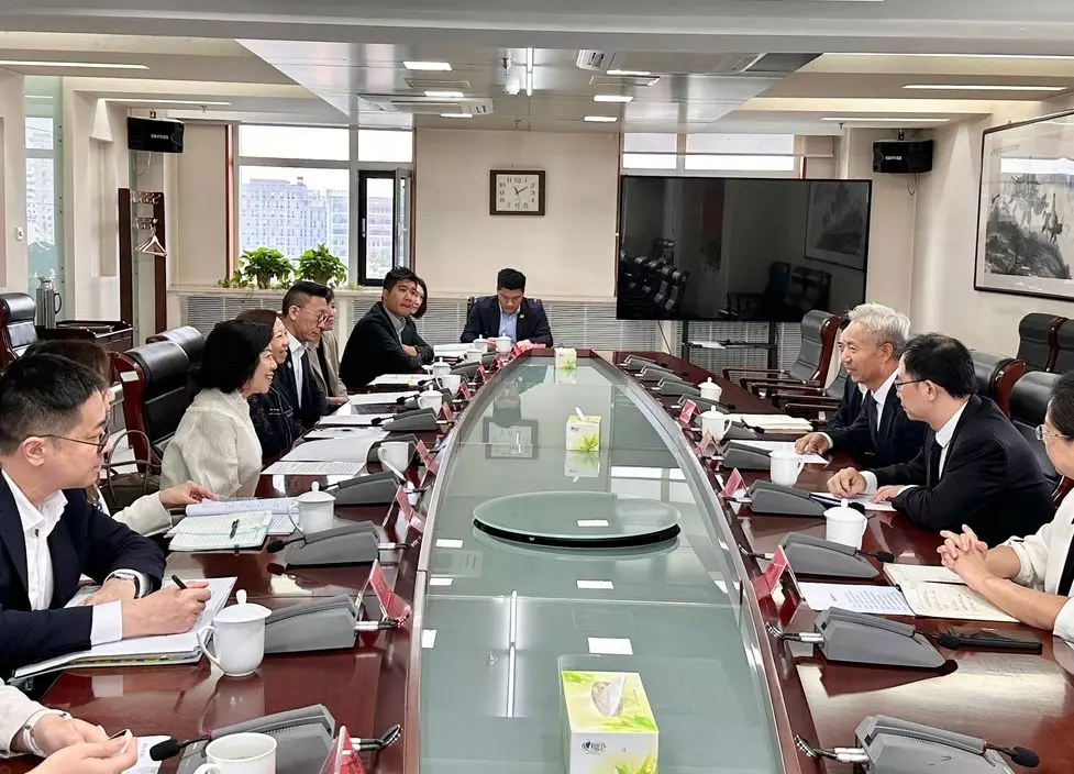 麥美娟(左三)與國家宗教事務局副局長王志剛(右三)會面。政府新聞處圖片