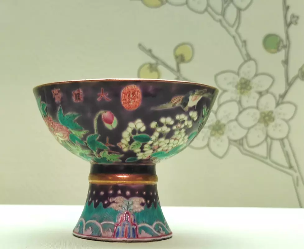 在港限期展出的大雅齋紫地粉彩花鳥紋高足杯 (資料圖片)