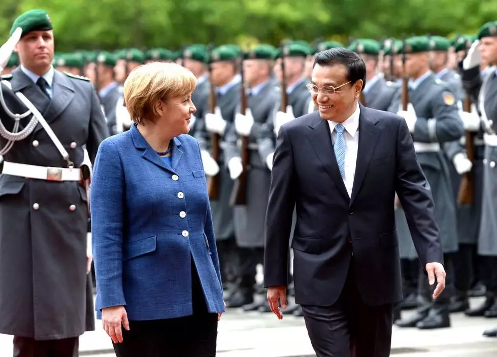 2013年5月26日，李克強在柏林出席德國總理默克爾舉行的歡迎儀式。新華社