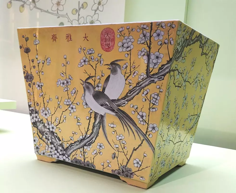 從這個角度看大雅齋黃地粉彩花盆。可見兩面紋飾皆相連,若攤開整件器皿的話,紋飾則呈現一幅連續的園景。(資料圖片)