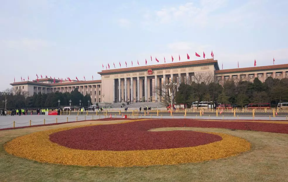 李家超列席第十四屆全國人大三次會議開幕會。新華社