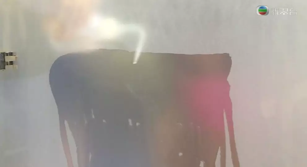 加咗水之後,玻璃後的主持梁敏巧的輪廓更明顯。