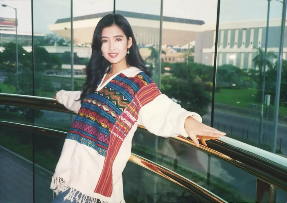 周慧敏事業如日中天之際,1997年突然淡出,一度與男友倪震移居加拿大。