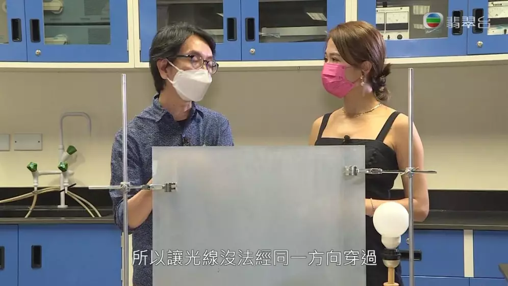 首先,其實磨砂玻璃是一種採用光學折射原理而達至模糊的效果。