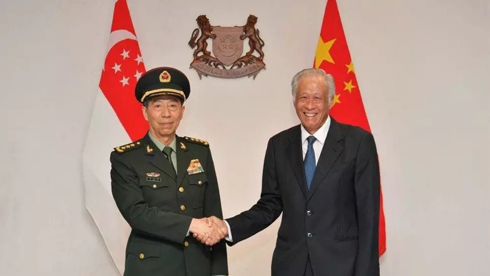 李尚福（左）和新加坡防長黃永宏會晤。