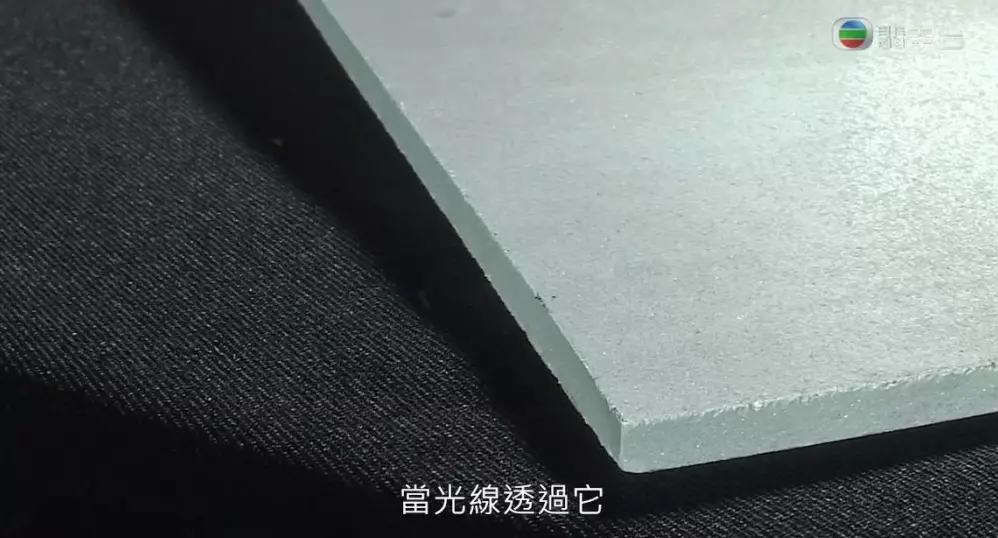 首先,其實磨砂玻璃是一種採用光學折射原理而達至模糊的效果。