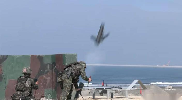 台海軍陸戰隊首度公開實彈操演「勁蜂一型」巡飛彈（自殺式無人機），原定展示精準打擊能力，未料發射瞬間即發生意外。