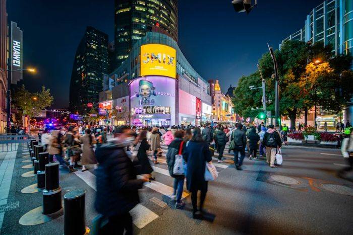 相比美國的不安，中國城市繁華熱鬧，夜市人頭湧湧。