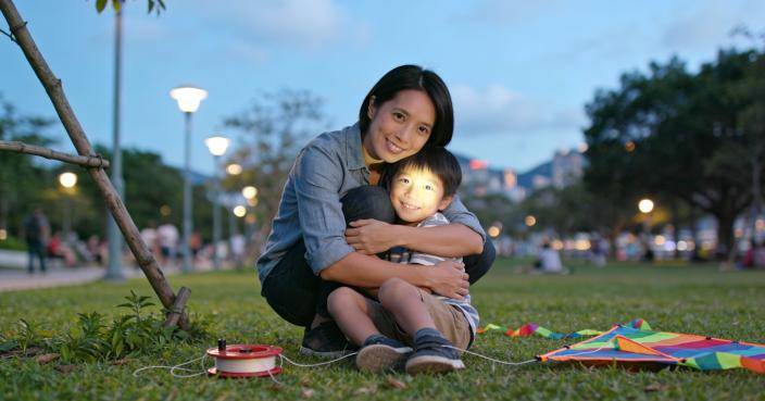 面對突如其來的小意外，母親及時的擁抱與安撫，比起修復風箏更能建立孩子的安全感。