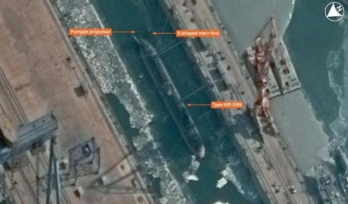  衛星測繪數據證實095型配置了先進的泵噴推進器與X型尾舵，這種劃時代的動力與操縱組合，讓潛艇在高速航行時依然能保持極致靜音。