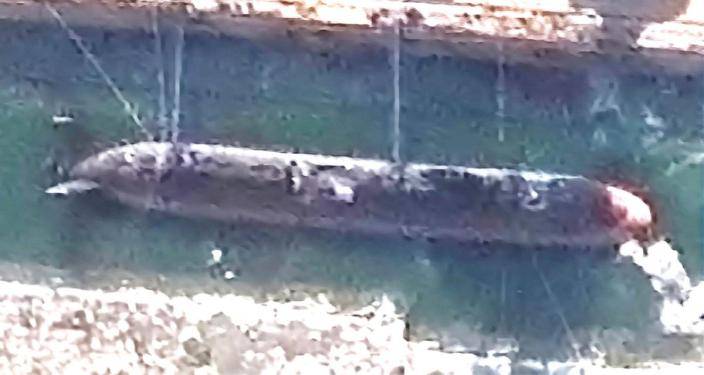 095型核潛艇在船廠完成下水程序並展開舾裝，艇體尺寸明顯超越前代型號，顯示中國在大型核潛艇建造工藝上取得重大突破。