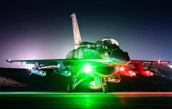 JF-17梟龍夜間掛載CM-400導彈滑行起飛，綠光標示發射準備，中國SWFCS系統完美整合外國平台，塞爾維亞米格-29同樣適用此黑科技。