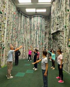 「銀齡攀石者」與專業教練合力攀上人生另一座「高牆」。