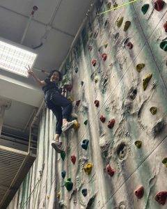 「銀齡攀石者」與專業教練合力攀上人生另一座「高牆」。2